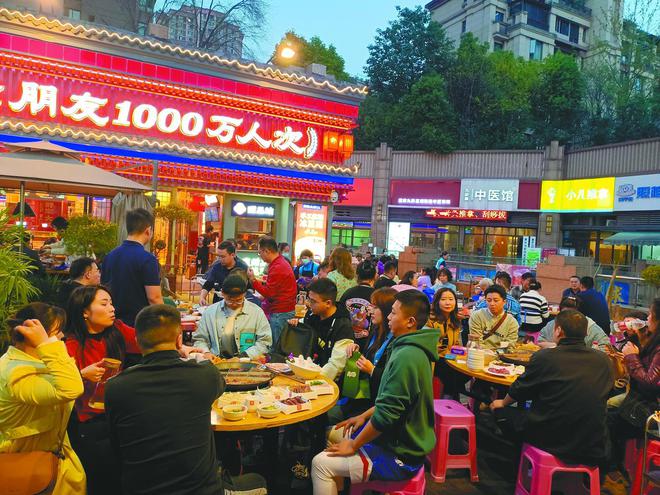 2025 重庆火锅的热辣滚烫PG电子麻将胡了2消费周刊丨(图3)
