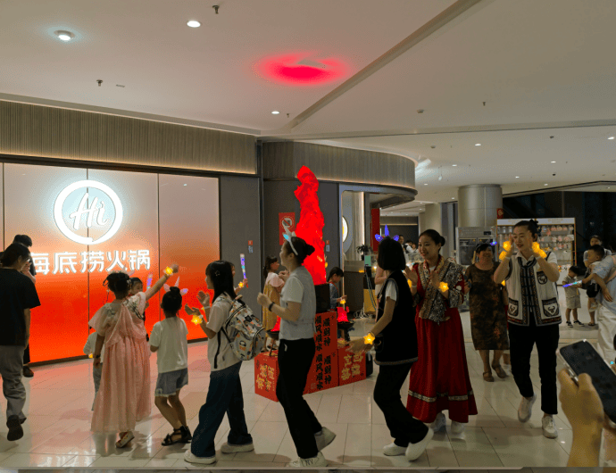 云滇夏季新品 酸爽火锅与非遗文化共燃夏日PG电子麻将胡了试玩海底捞云南区域推出(图2)